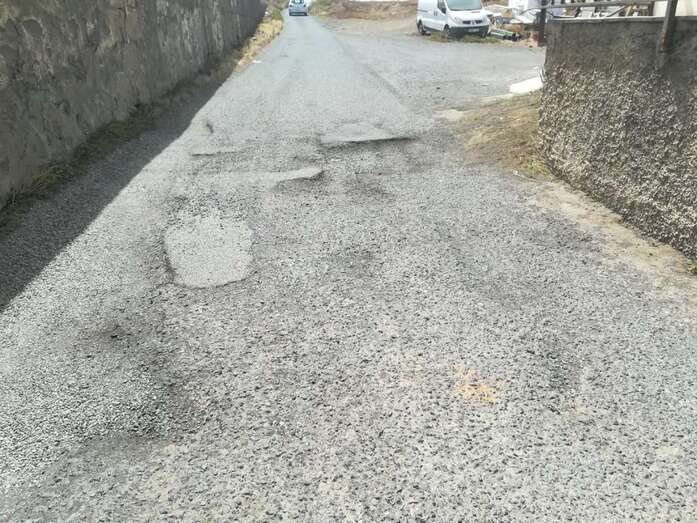 Socavones en el camino que va a Hoya Niebla (Foto TA)